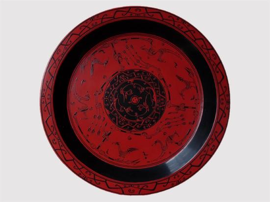《仿战国鸟纹漆盘》刘健斌,1962年,漆、夏布、瓦灰,34.5X2.5cm