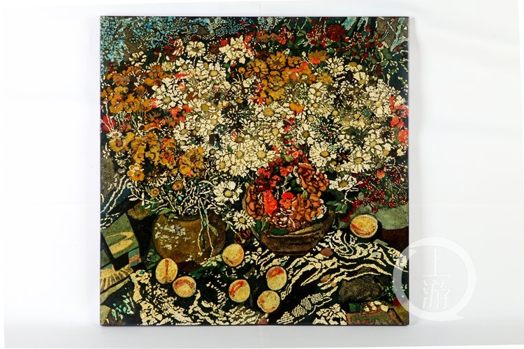 71bb81eb5822ffefa580979e4cea556c.jpg 《花与桃》肖连恒 木板漆画、漆粉、蛋壳.jpg